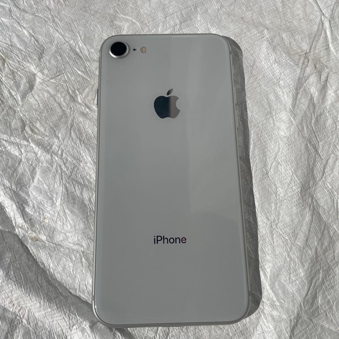 Apple iPhone 8 シルバー　64GB バッテリー82%