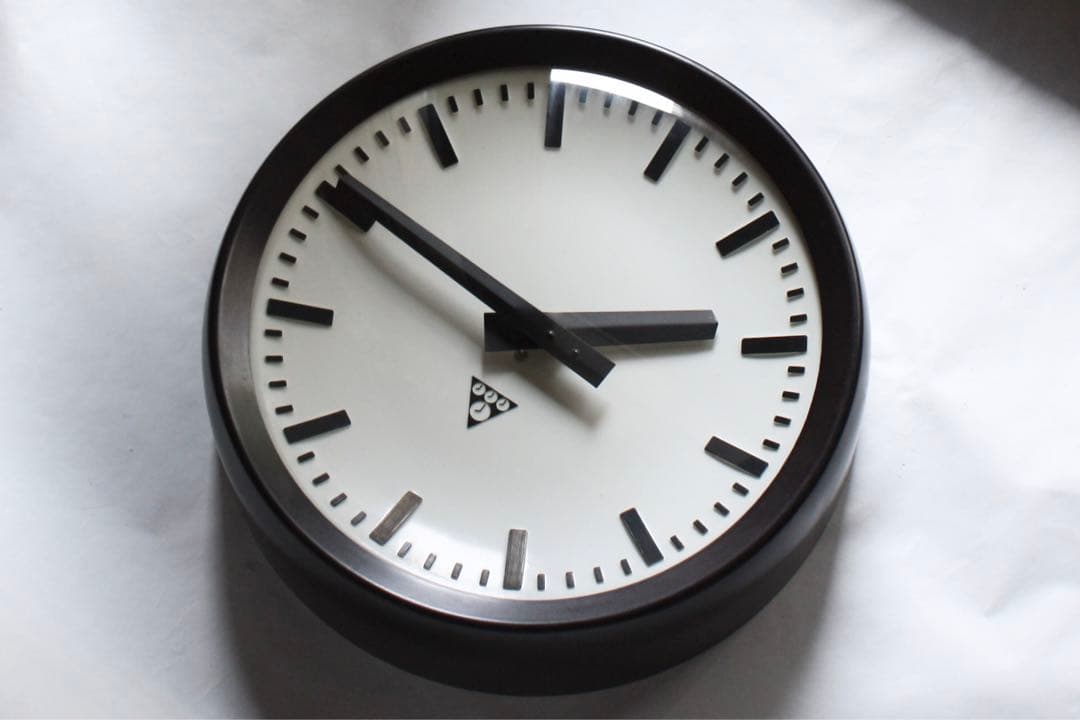 こちらこそが最安値 ピンバッジ付 Pragotron パラゴトロン 時計 掛時計