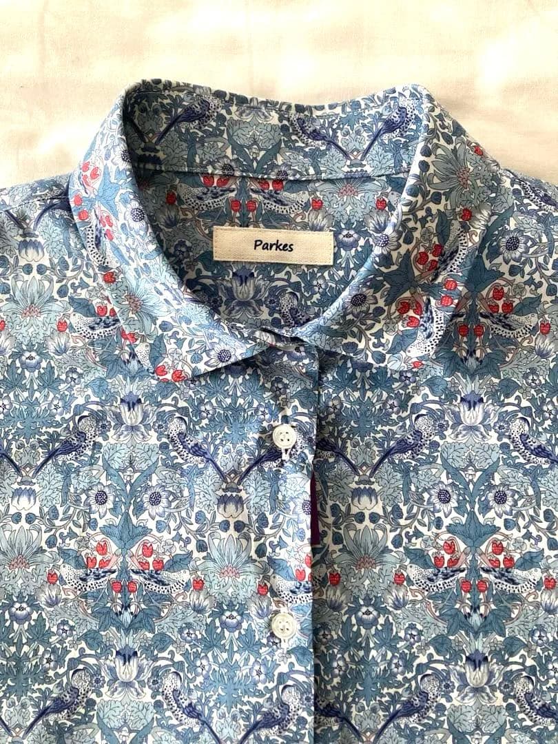 新品！Parkes 人気のリバティ　いちご泥棒　長袖のちび襟シャツ　ブルー系