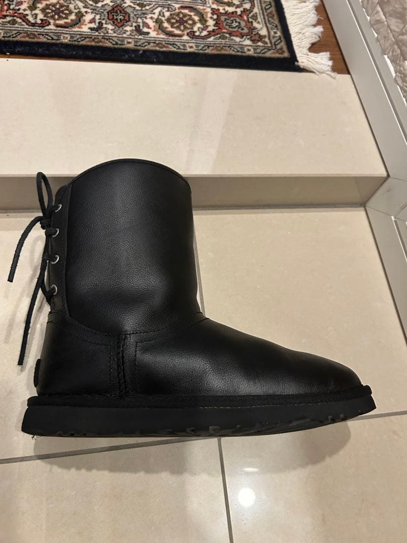 美品　UGG ブラックレザー ムートンブーツ　23 ㎝　定価3万円超え