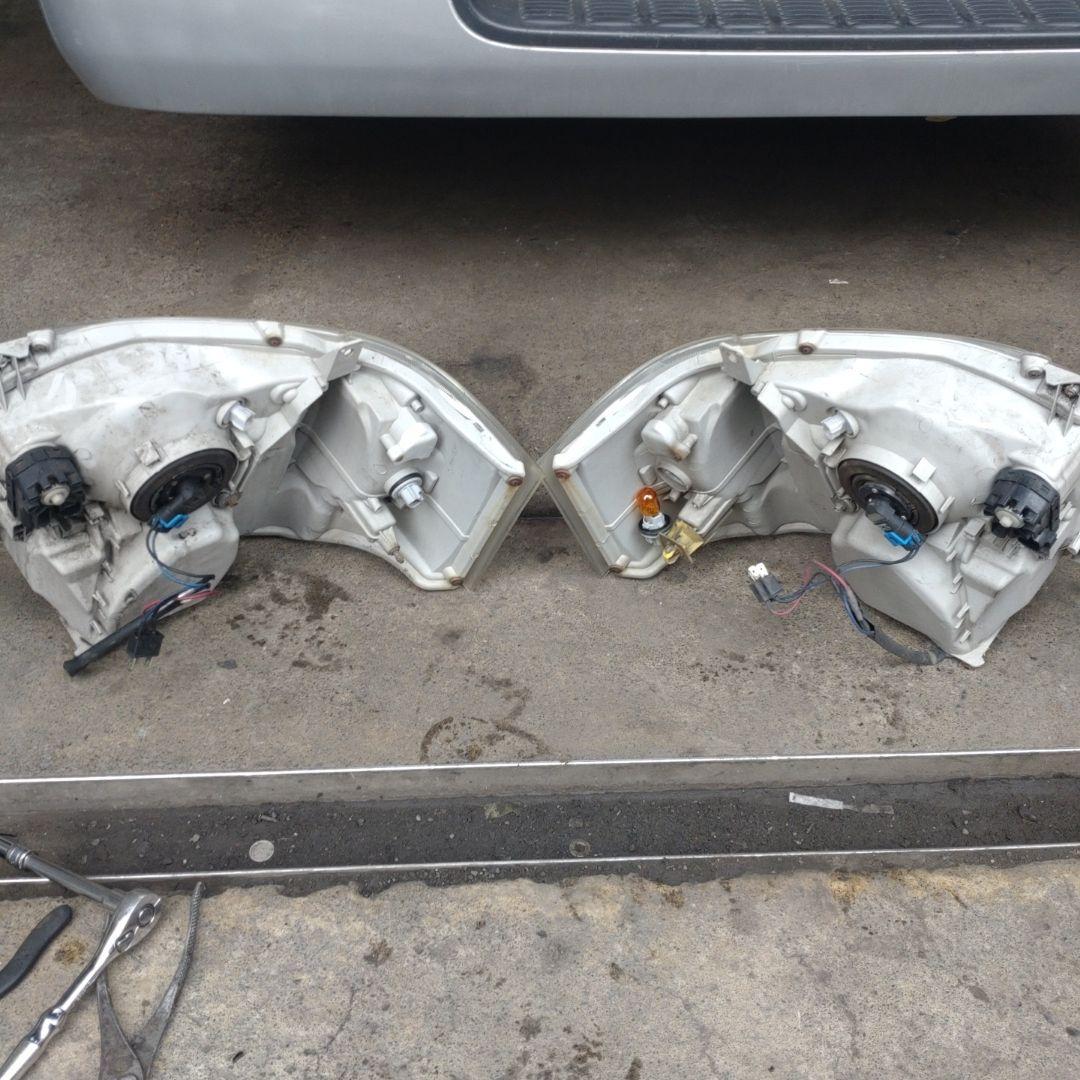 ハイエース4型　社外LEDヘッドライト 左右セット