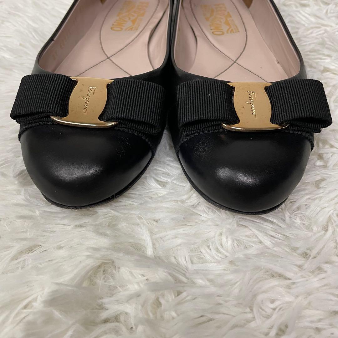 美品　フェラガモ　ヴァラリボン　フラット　パンプス　レザー　黒　金