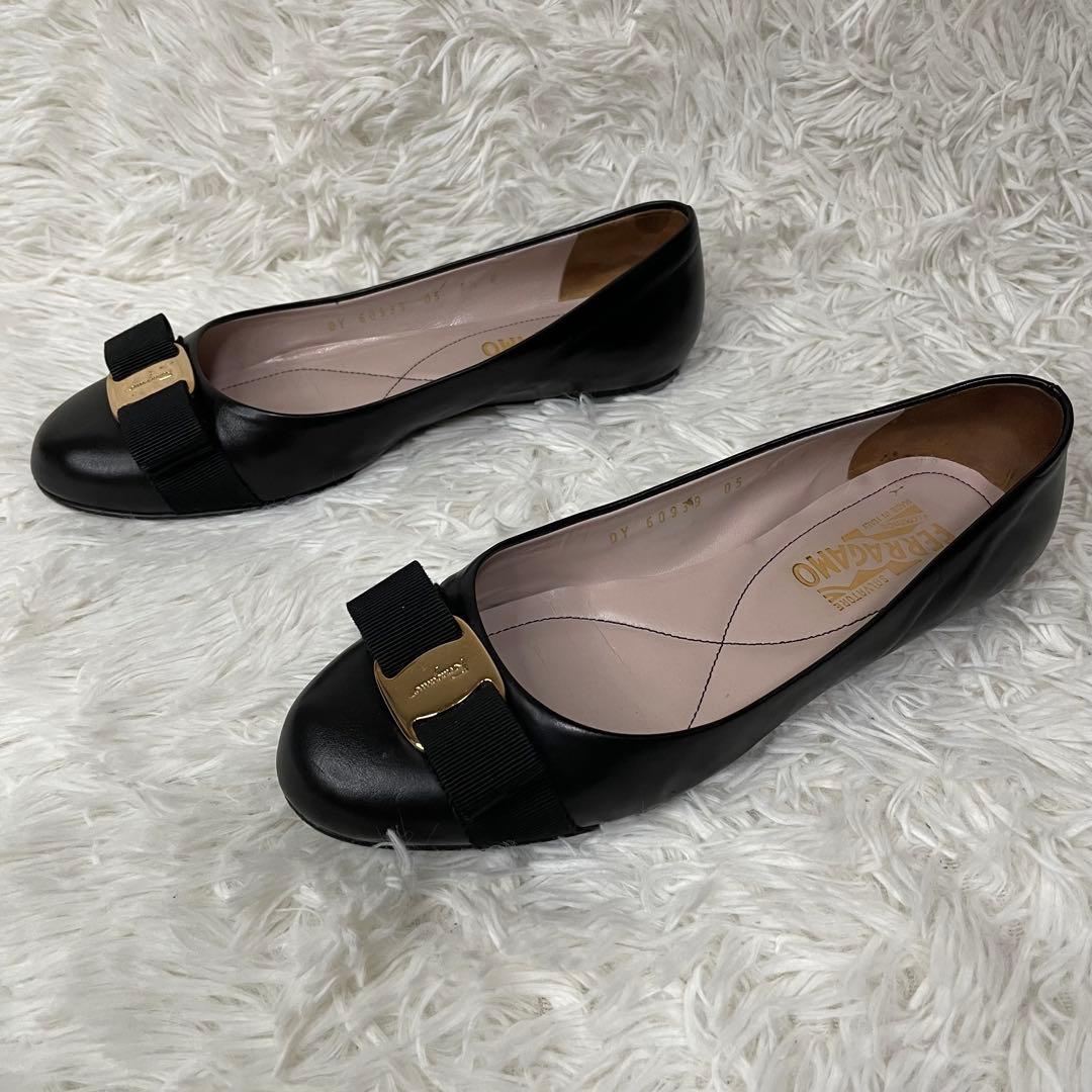 美品　フェラガモ　ヴァラリボン　フラット　パンプス　レザー　黒　金