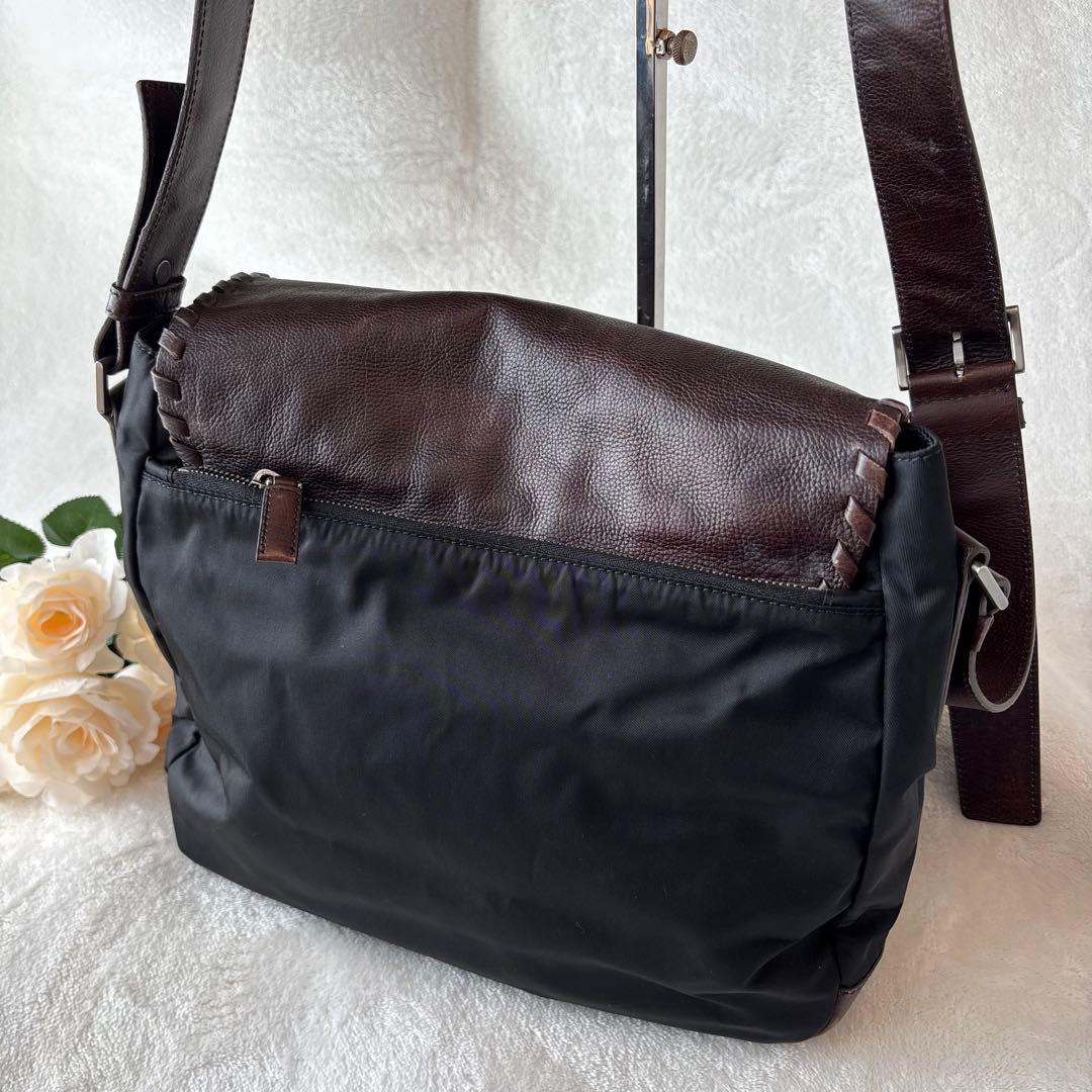 プラダ ショルダーバッグ メッセンジャーバッグ　大容量エンボスロゴ 鞄