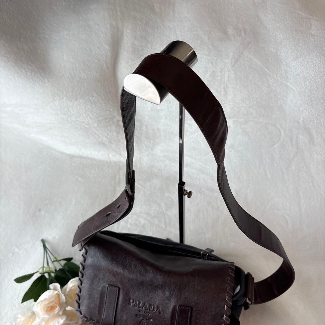 プラダ ショルダーバッグ メッセンジャーバッグ　大容量エンボスロゴ 鞄