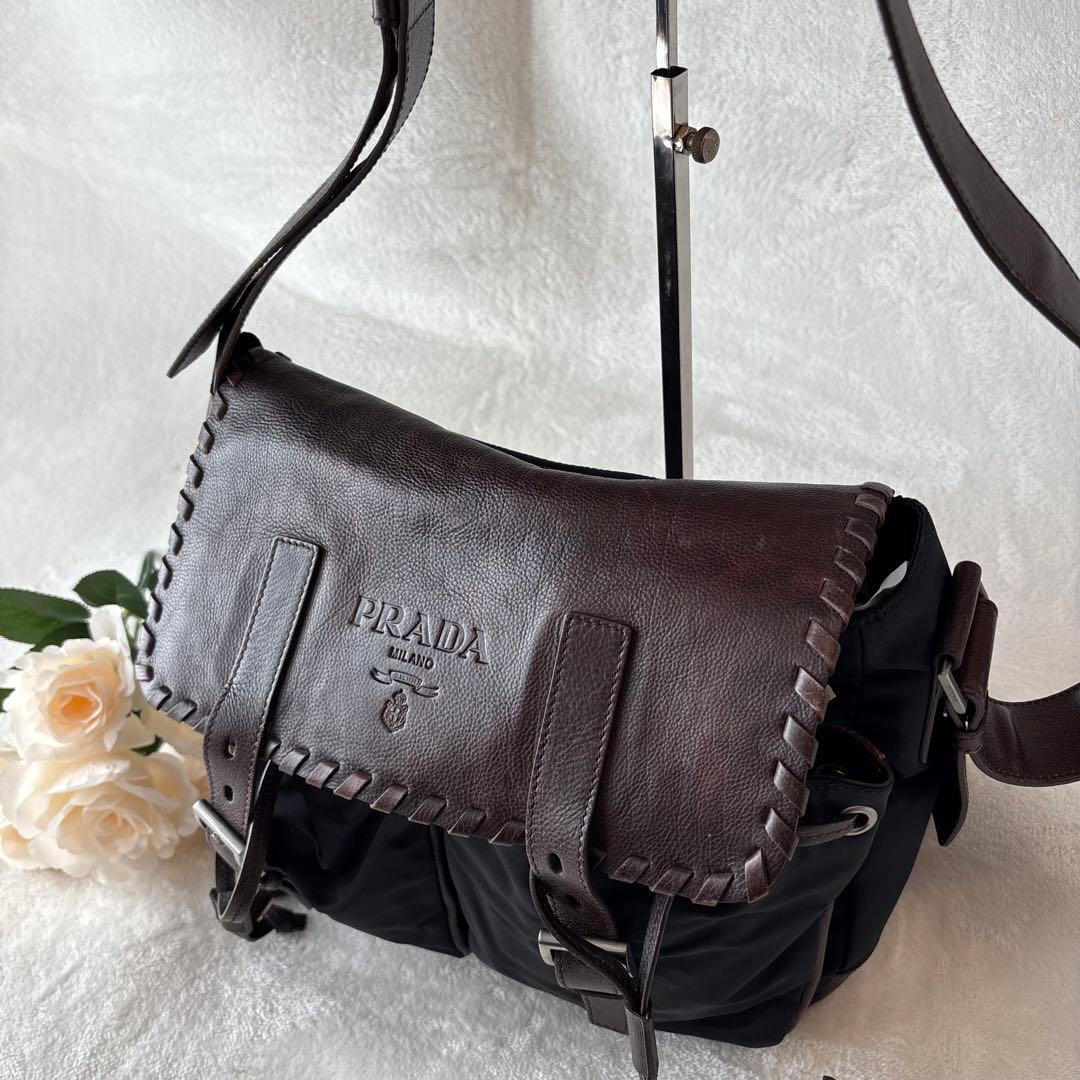 プラダ ショルダーバッグ メッセンジャーバッグ　大容量エンボスロゴ 鞄