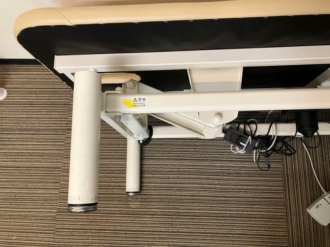 高田ベッド製作所 電動ベッド　クリーム　フェイスホール付180✖️70 高さ調整可