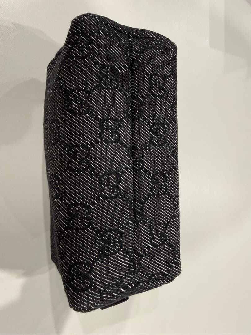 GUCCI ブラックキャンバスポーチ