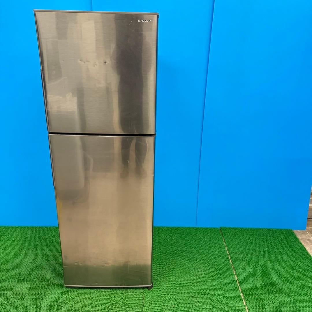 683 SHARP 中型冷蔵庫　小型　200L強　一人暮らし　右開き　レアカラー