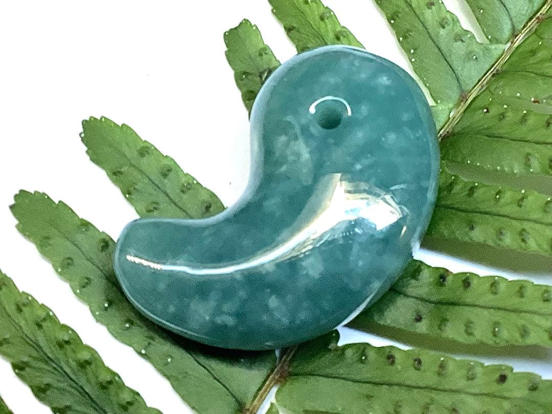 ✳糸魚川翡翠コン沢青緑色勾玉　希少数の幸運呼び込む吉祥*雪輪文様入り　鑑別書付‼️