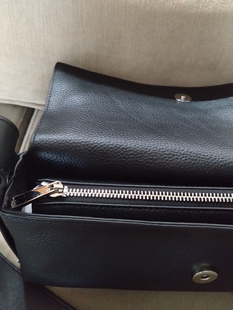 ショルダーバッグ　牛革　ブラック