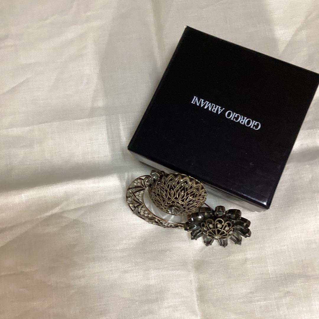 ジョルジュ　アルマーニのブローチ