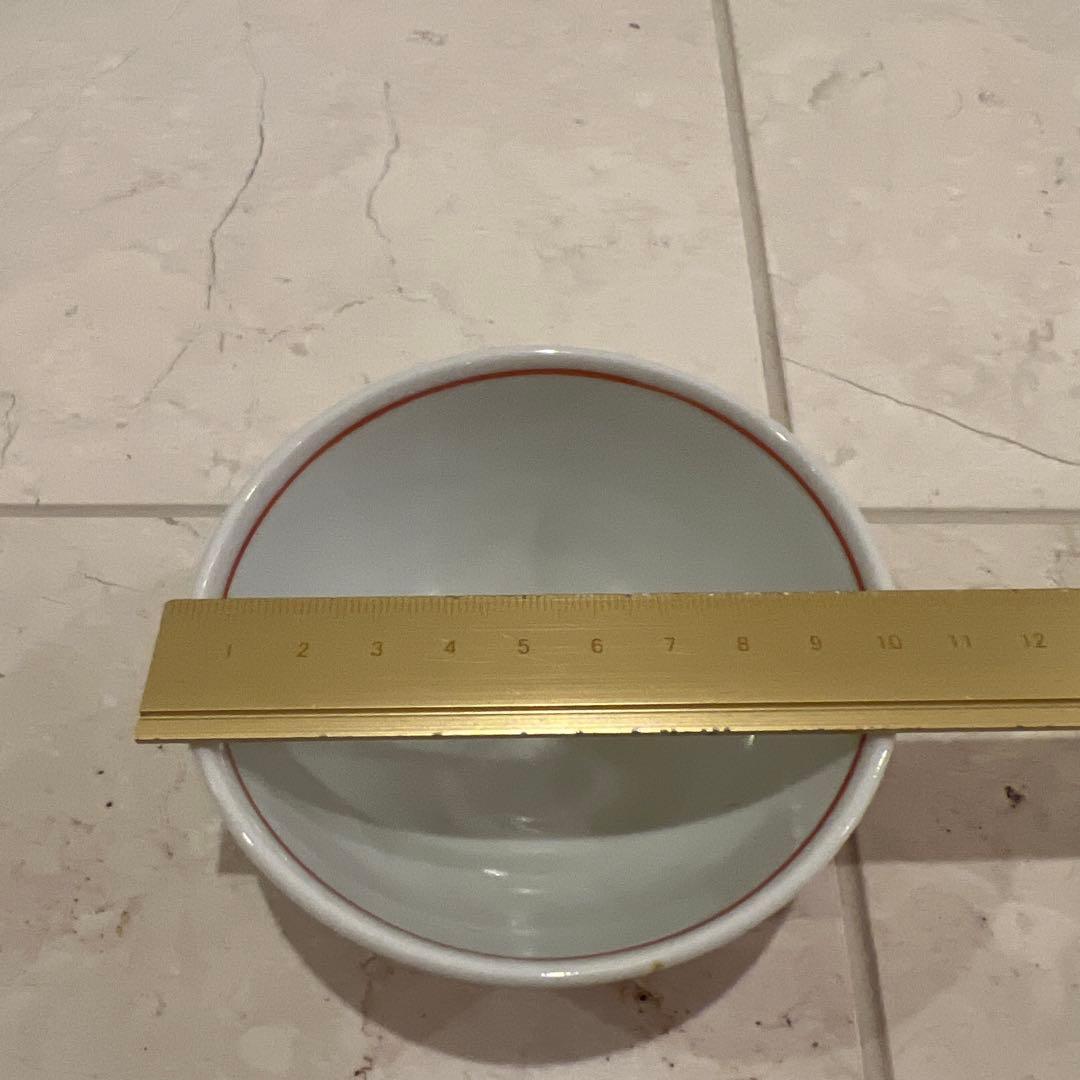 魚模様の白赤飯碗