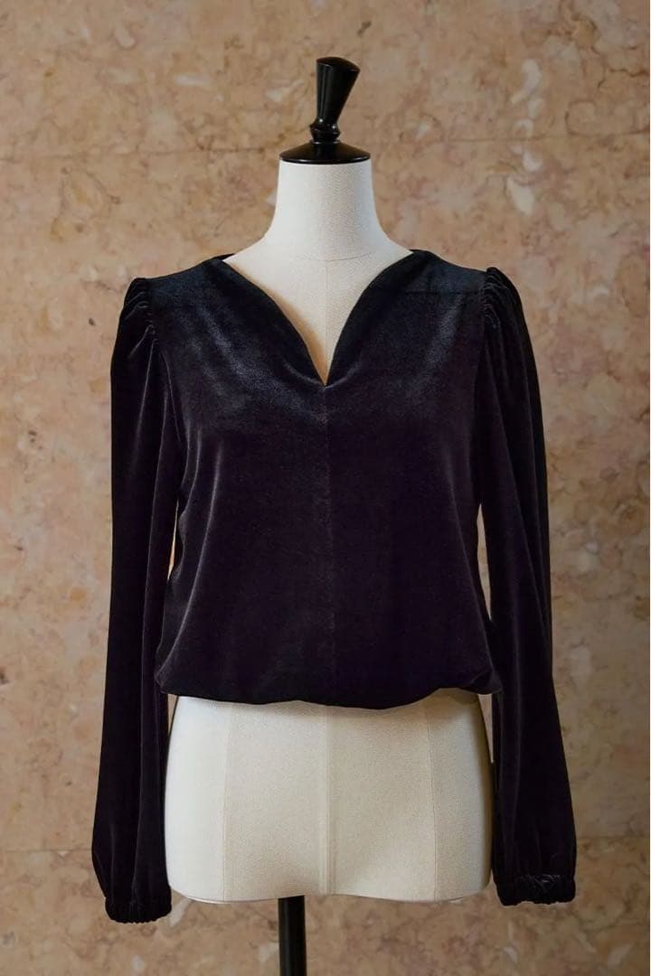 トップス MEER. ROUND CUTTING VELOU R TOP /BLK