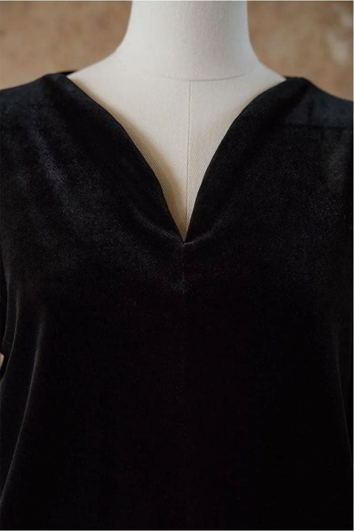 トップス MEER. ROUND CUTTING VELOU R TOP /BLK