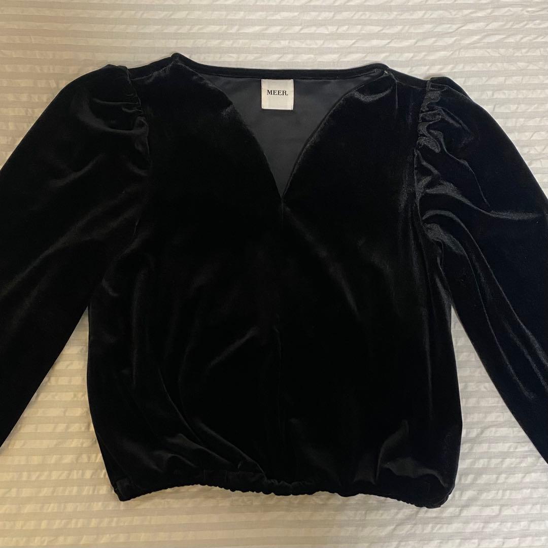 トップス MEER. ROUND CUTTING VELOU R TOP /BLK