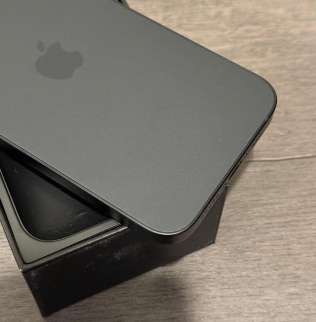 未使用に近い　iPhone 16e｜送料無料｜SIMフリー バッテリー100％