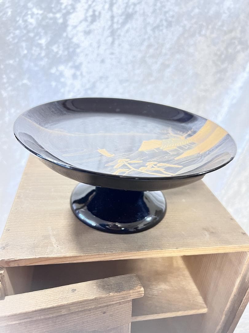 金蒔絵の菓子器　一対　風景もん　松竹梅紋　共箱　 径17.5×Ｈ7.5㎝