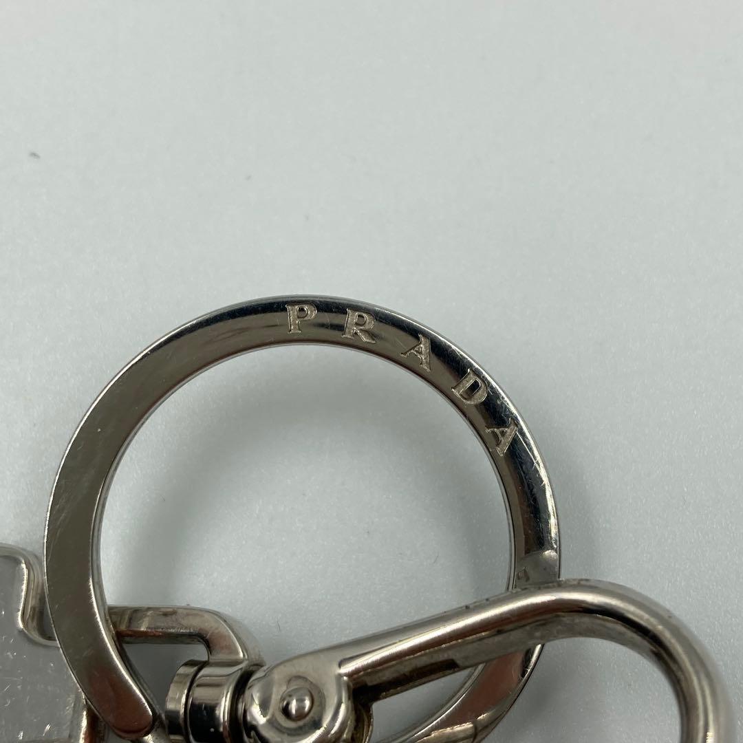 美品】プラダ キーリング キーホルダー 三角ロゴ ホワイト レザー