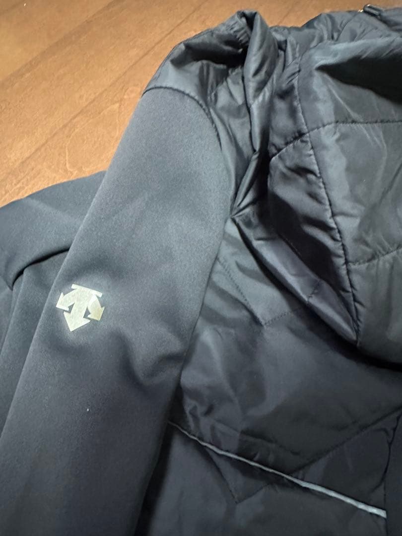 特価！！即日発送可能！ デサント　パーカー　黒　美品