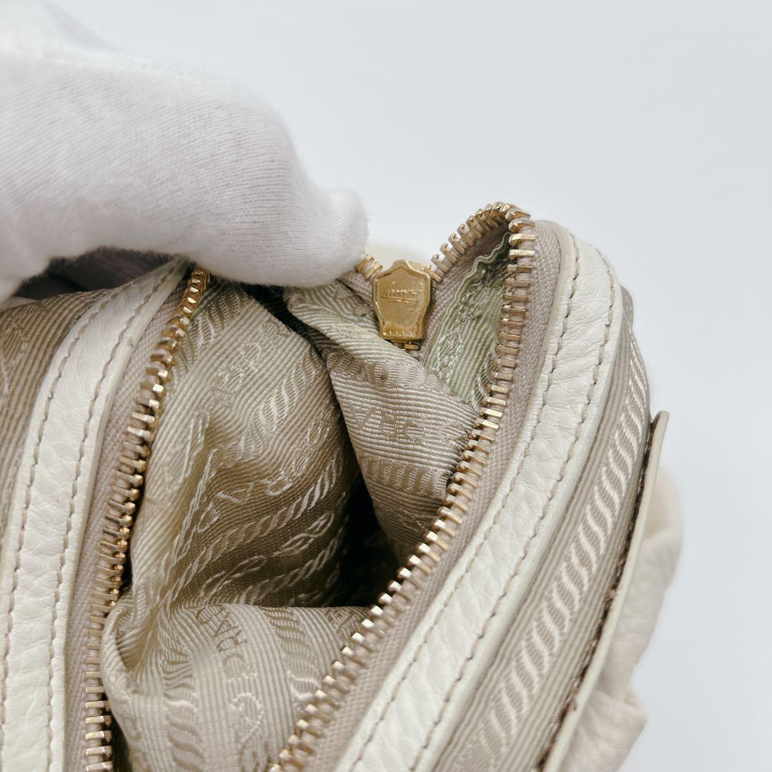 PRADA ワンハンドバッグ レザー ホワイト メタルロゴ ハーフムーン