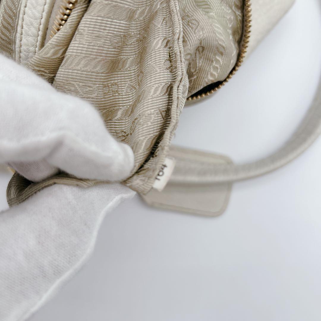 PRADA ワンハンドバッグ レザー ホワイト メタルロゴ ハーフムーン