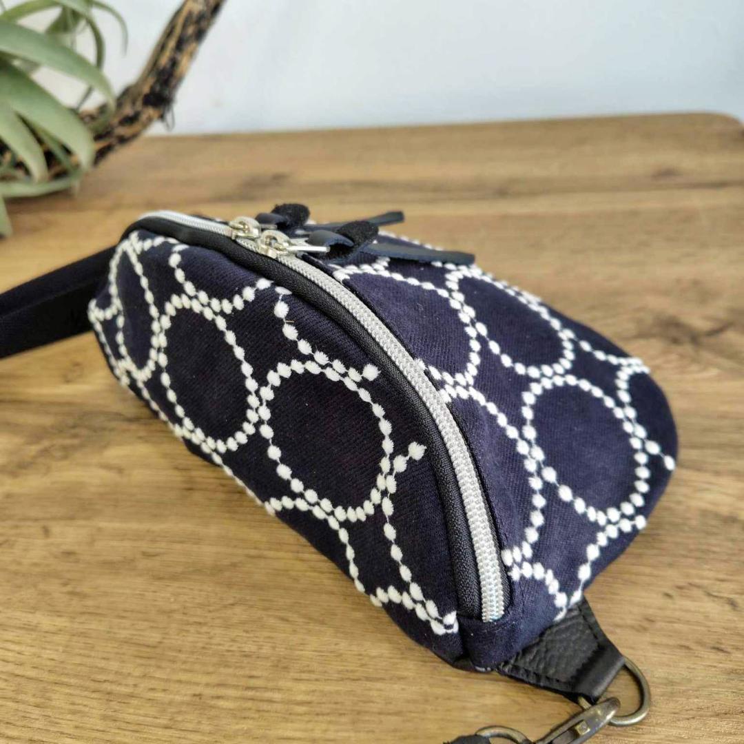 ミナペルホネン/tambourine タンバリンネイビー×白/ボディーバッグ黒