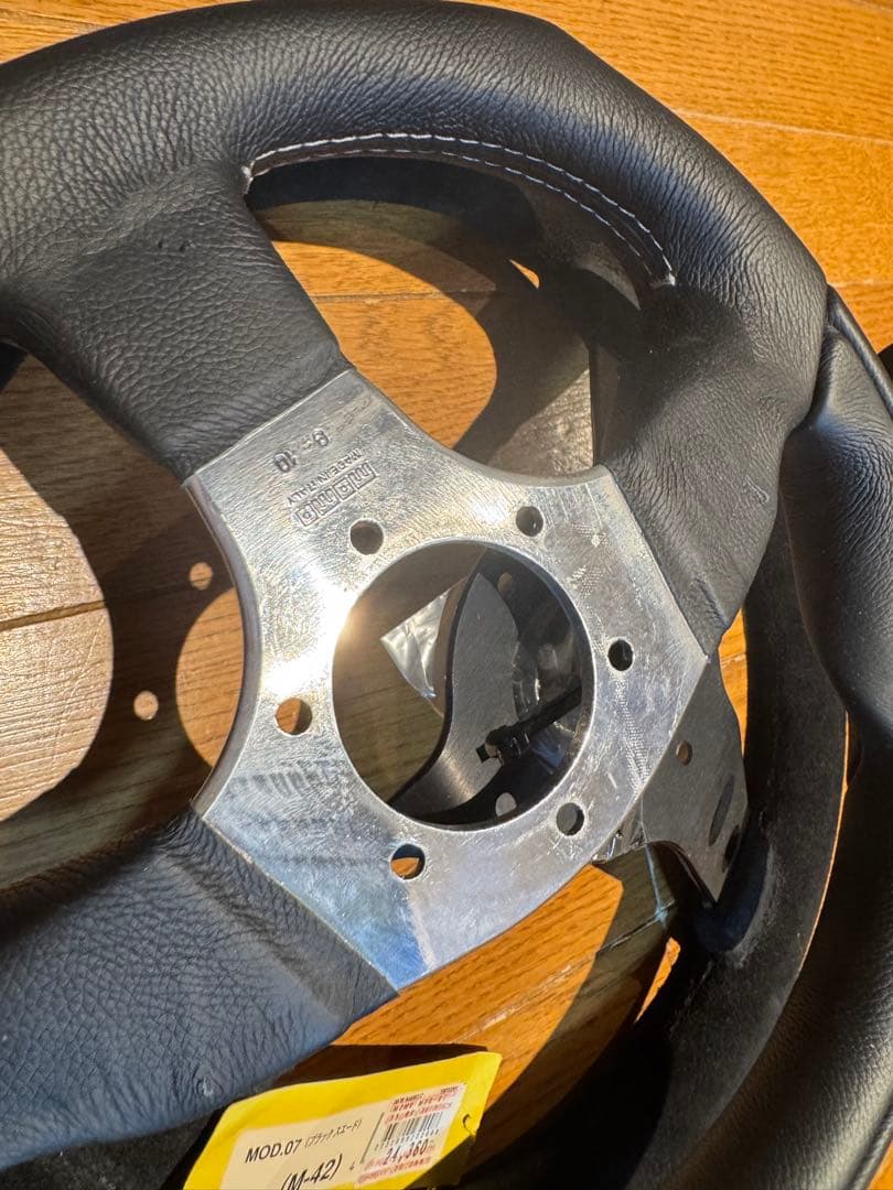 momo一つは未使用品です 各種ステアリング