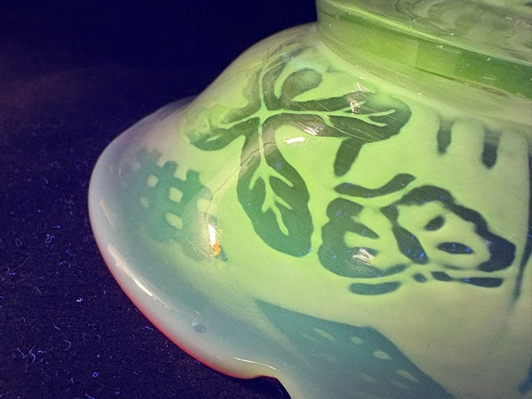 大正ガラス　和ガラス　菖蒲に蝶透かしウランガラス 桃色乳白氷コップ 12cm