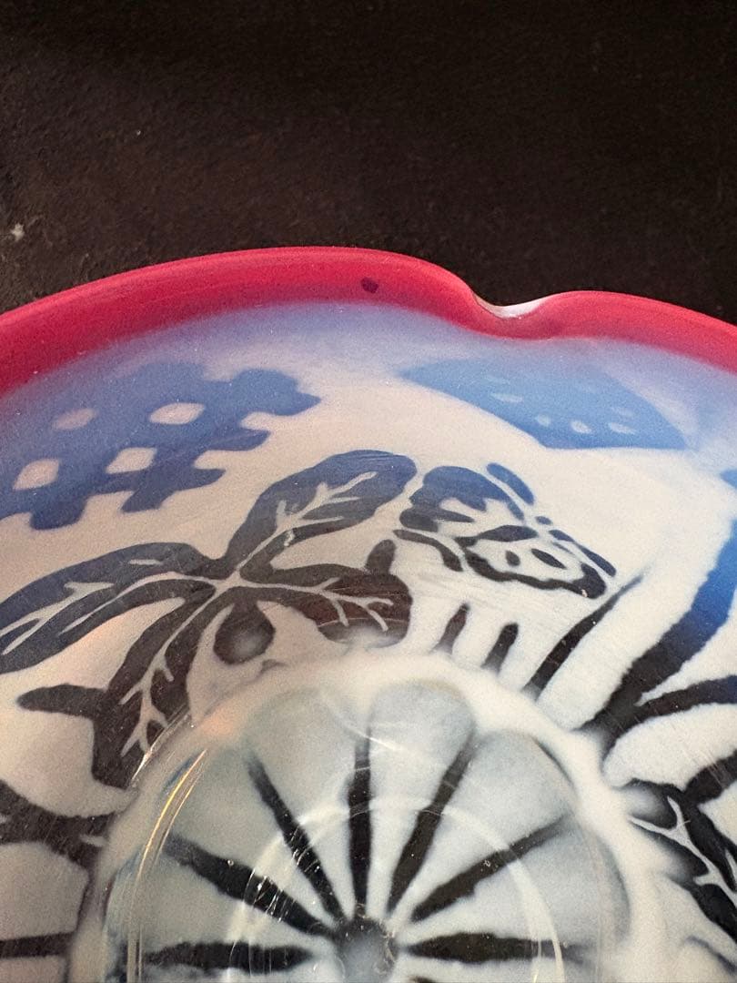 大正ガラス　和ガラス　菖蒲に蝶透かしウランガラス 桃色乳白氷コップ 12cm