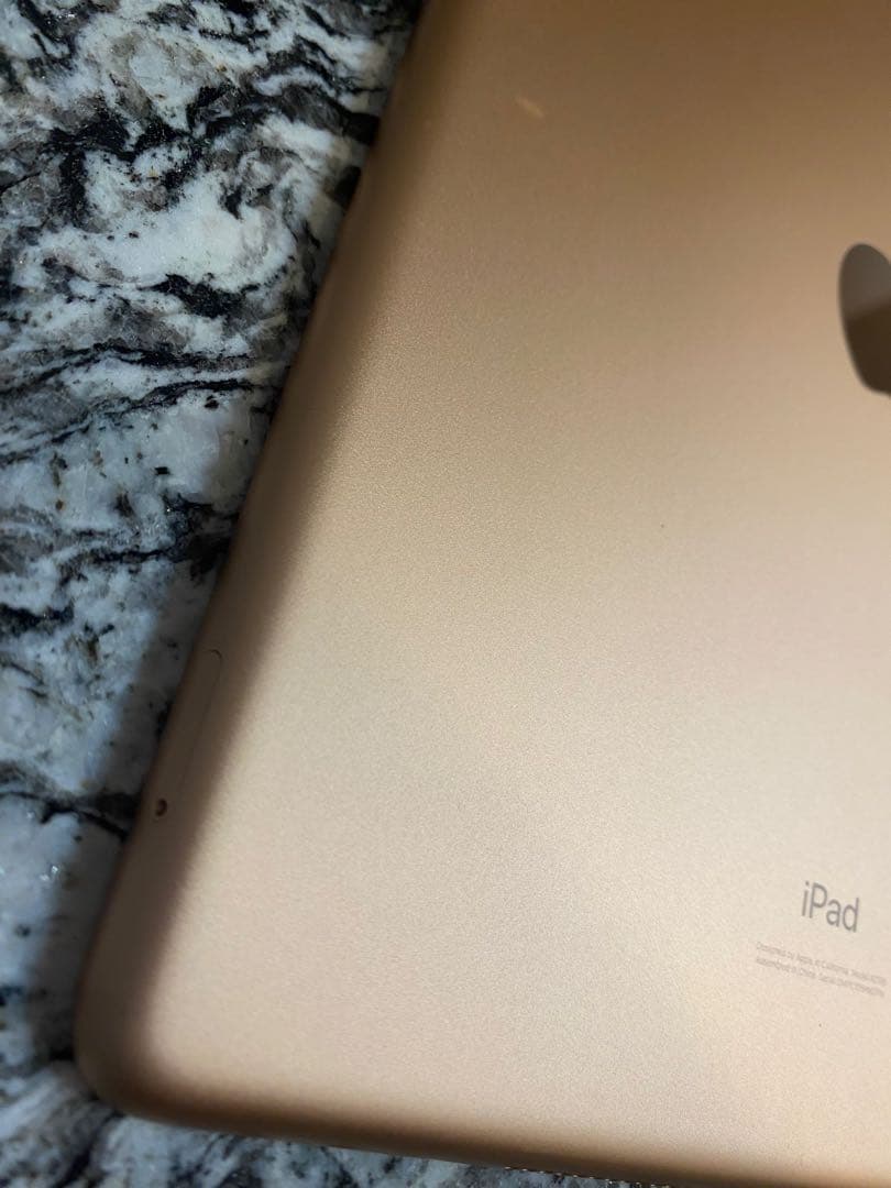 Apple iPad 第7世代（32GB・Wi-Fi+Cellularゴールド）