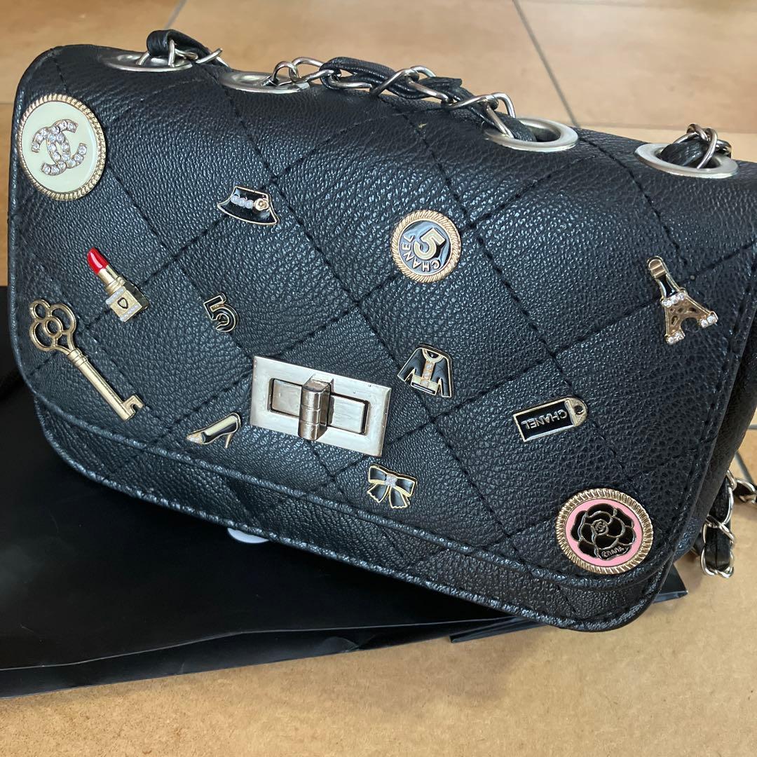 美品CHANEL ノベルティブラック ショルダーバッグ 装飾付き！