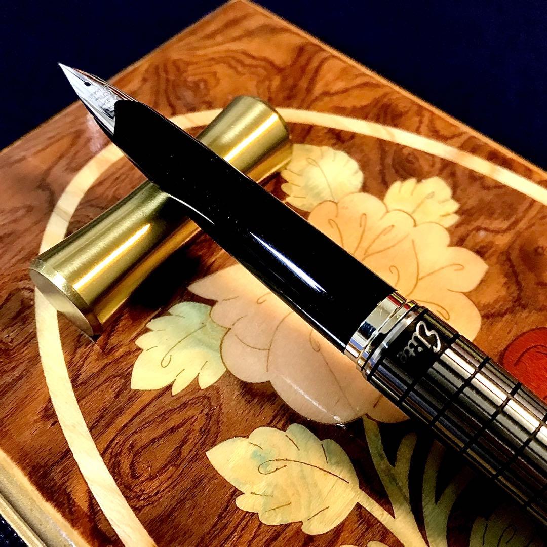 ☆最極上美品☆素晴らしいパイロットエリート万年筆格子柄（Ｆ)18K☆希少品