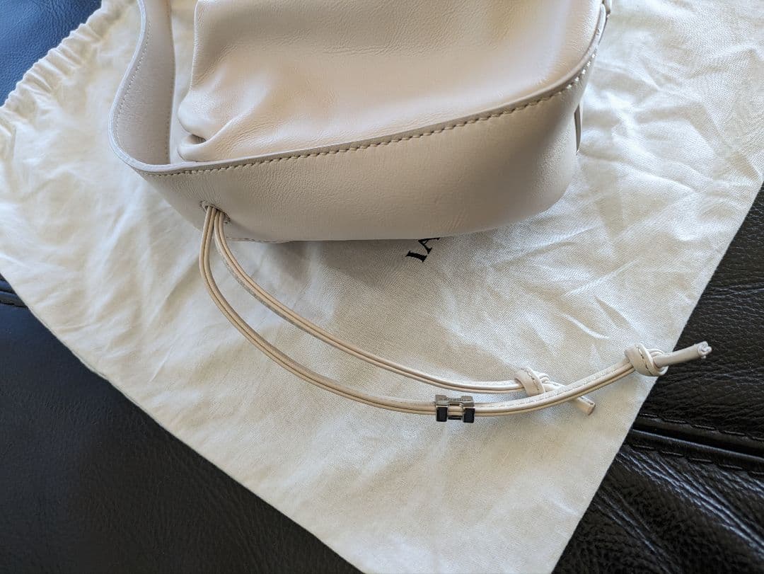 IACUCCI ホワイト巾着型ハンドバッグ　完売品