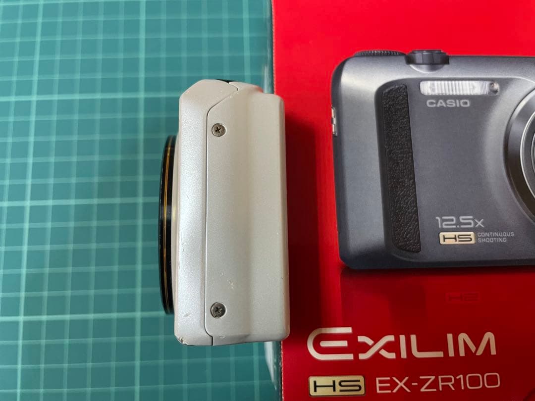 CASIO EXILIM EX-ZR100 ホワイト [電池挿入ふたロック不良]