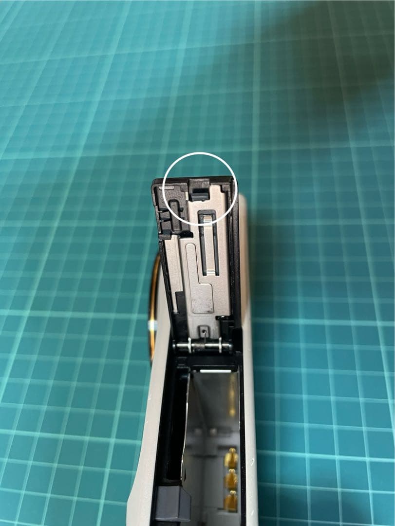 CASIO EXILIM EX-ZR100 ホワイト [電池挿入ふたロック不良]