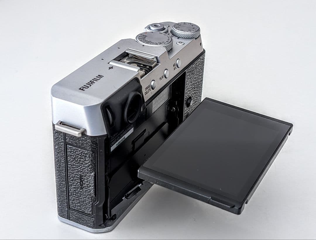 FUJIFILM X-E4 ミラーレスデジタルカメラ レンズキット シルバー