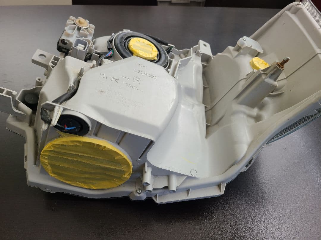 ハイエース　純正LED ヘッドライト 右側