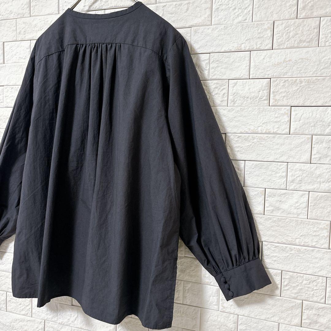 pot and tea 釦たくさんブラウス ノーカラー 濃グレー スミクロ　M