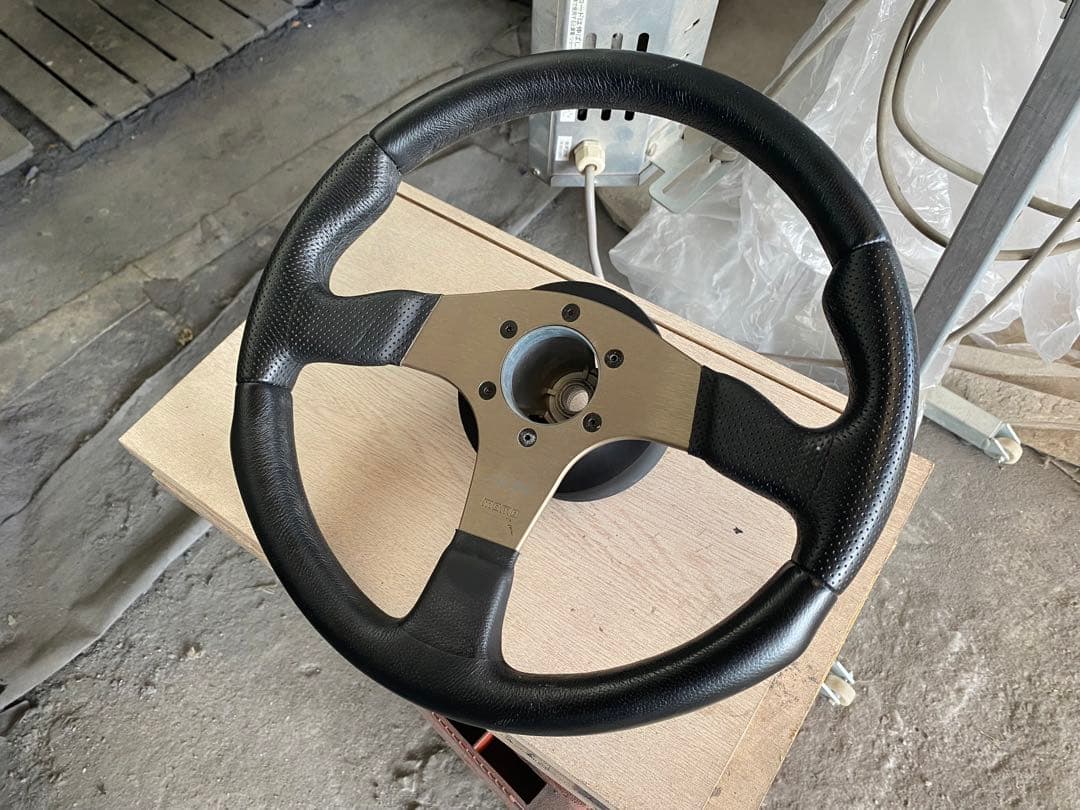 MOMO RACEステアリング・インプGRB装着ステアリングボス ホーンボタン付