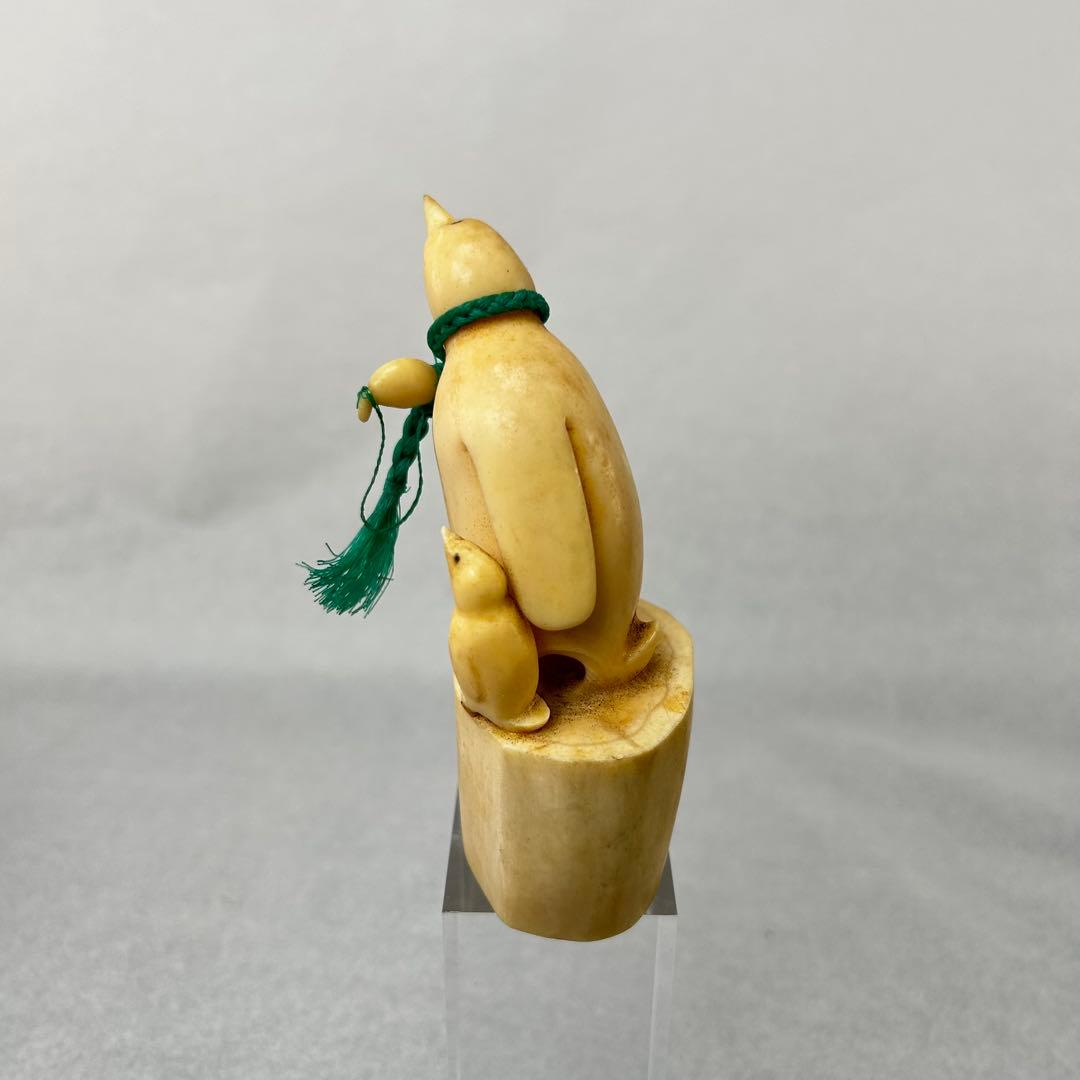 鯨歯工芸品　 ペンギンの置物 193g