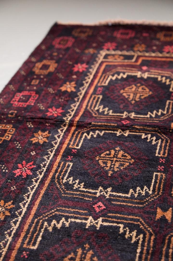 ヴィンテージラグ　トライバルラグ　バルーチ族（198×107cm）黒　紺　赤