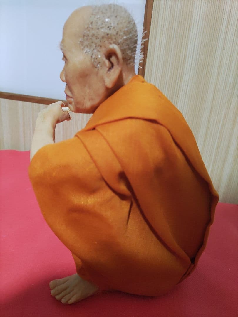超リアル　タイ僧侶フィギュア　超レアなタバコタイプ。