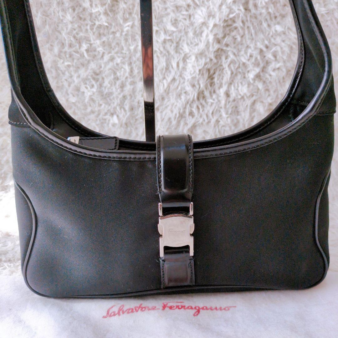 サルヴァトーレフェラガモ　ショルダーバッグ　ワンショルダー　ナイロン　ロゴ金具