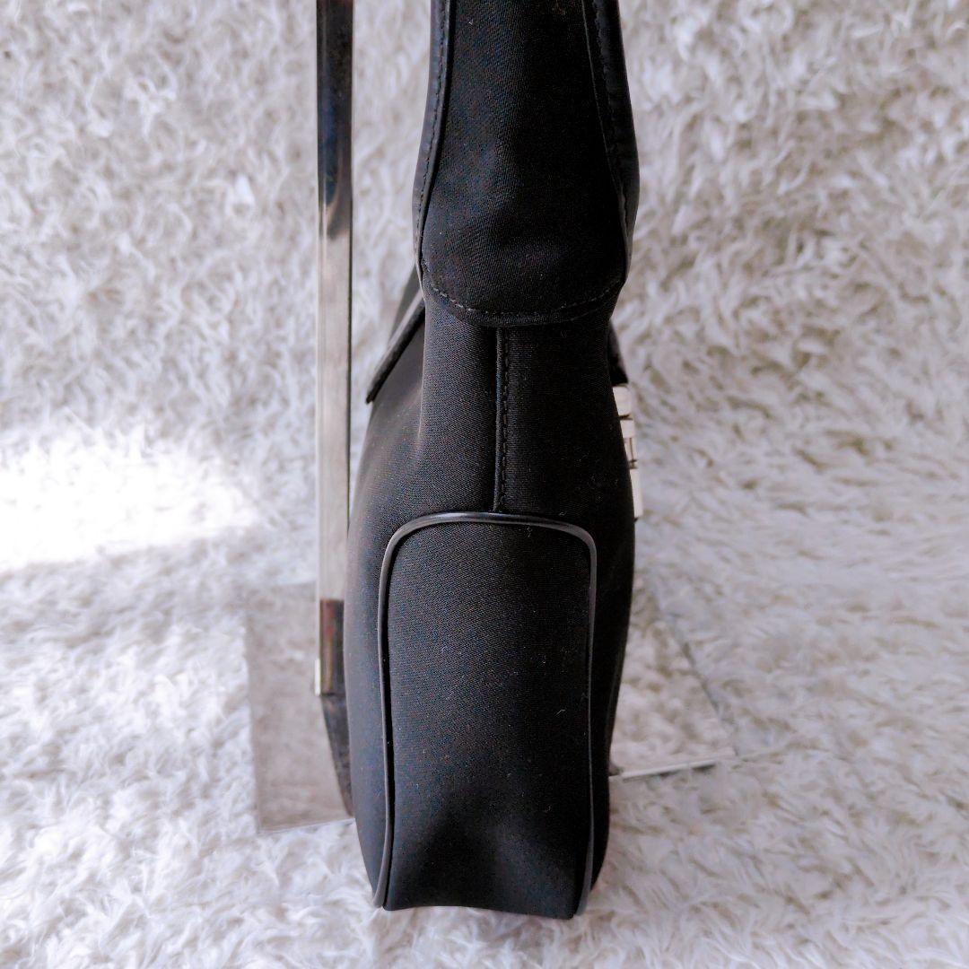 サルヴァトーレフェラガモ　ショルダーバッグ　ワンショルダー　ナイロン　ロゴ金具