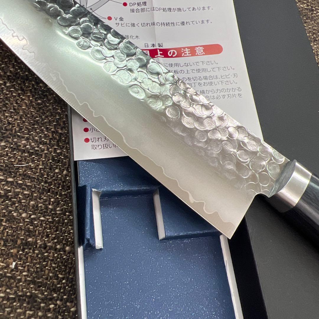 ★新品送料込★鎚目ステンレスゴールド鋼本割込三徳包丁165mm口金付黒柄