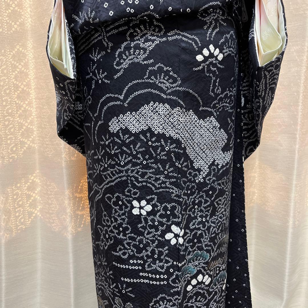 総絞り黒地 茶屋辻総柄の品格ある訪問着 紗綾形と菊蘭の地紋入り