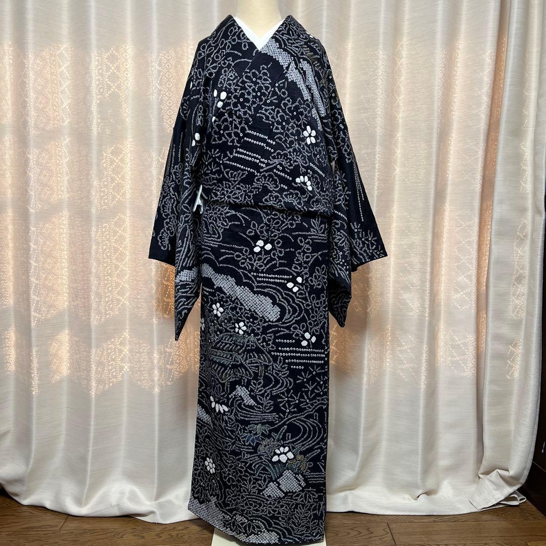 総絞り黒地 茶屋辻総柄の品格ある訪問着 紗綾形と菊蘭の地紋入り