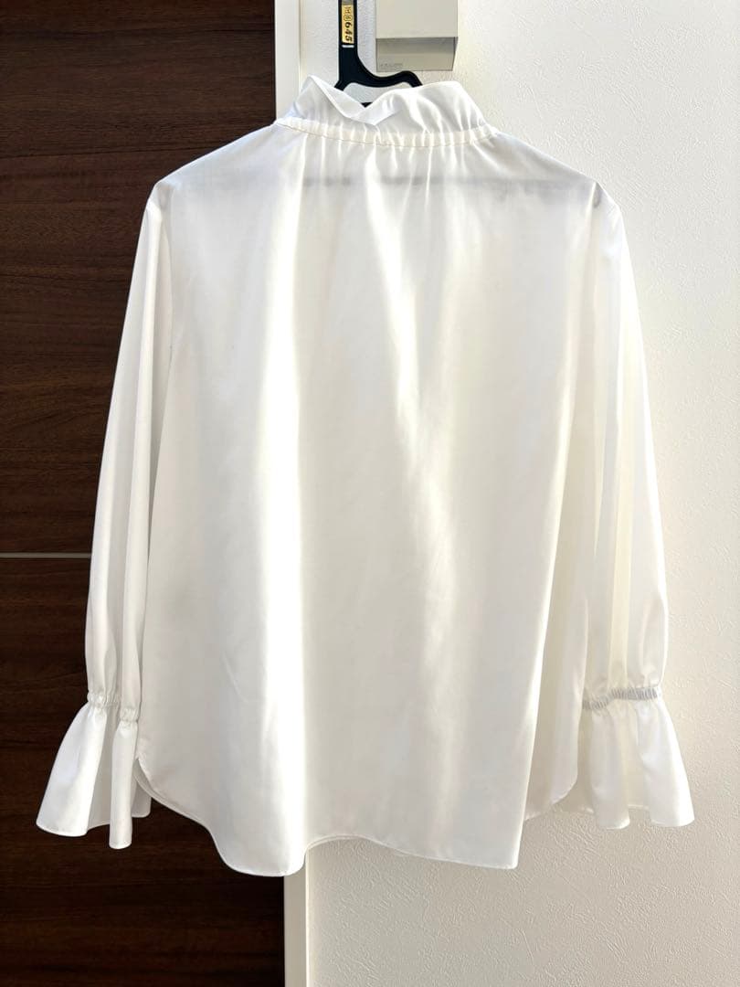 UNITED ARROWS フリルカラーフレアスリーブブラウス　オフホワイト