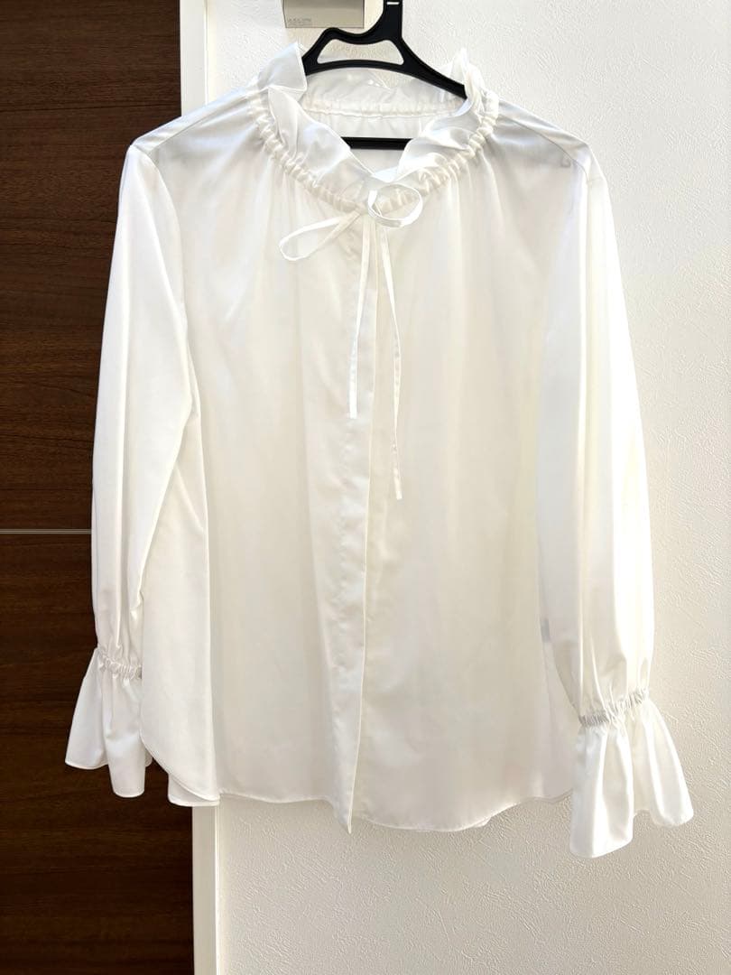 UNITED ARROWS フリルカラーフレアスリーブブラウス　オフホワイト